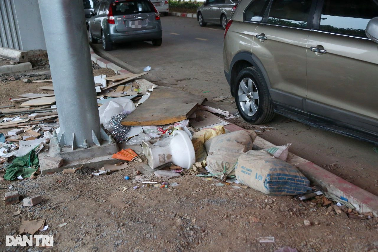 Hà Nội: Cầu sắt 65 tỷ đồng không bóng người qua lại, trở thành nơi đổ rác - 3