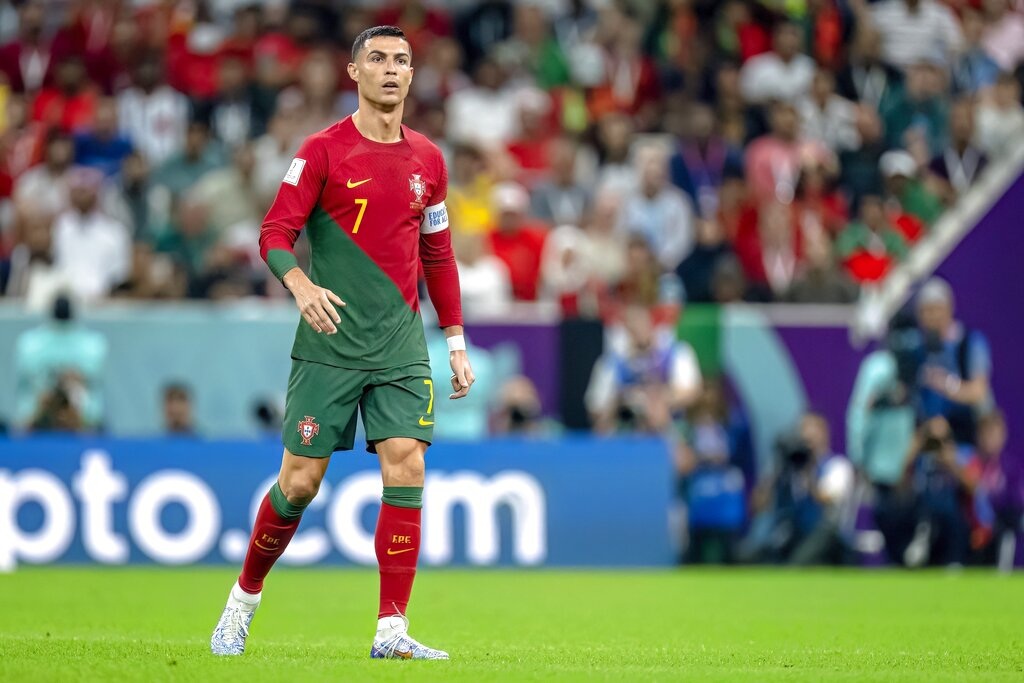 Lập cú đúp siêu phẩm vào lưới Thụy Điển, Ronaldo vượt mốc 100 bàn cho Bồ  Đào Nha