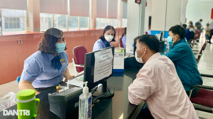 Vé tàu Tết từ TPHCM còn ít lựa chọn, người dân đợi xe khách mở bán thêm vé - 1 Vé tàu Tết từ TPHCM còn ít lựa chọn, người dân đợi xe khách mở bán thêm vé - 1