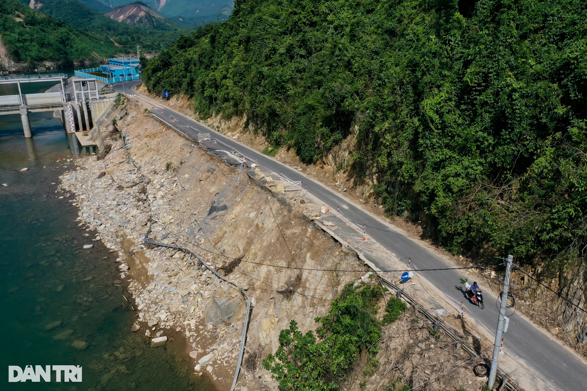 Dân thấp thỏm lưu thông qua tuyến đường sạt lở ở Đà Nẵng - 4 Dân thấp thỏm lưu thông qua tuyến đường sạt lở ở Đà Nẵng - 4