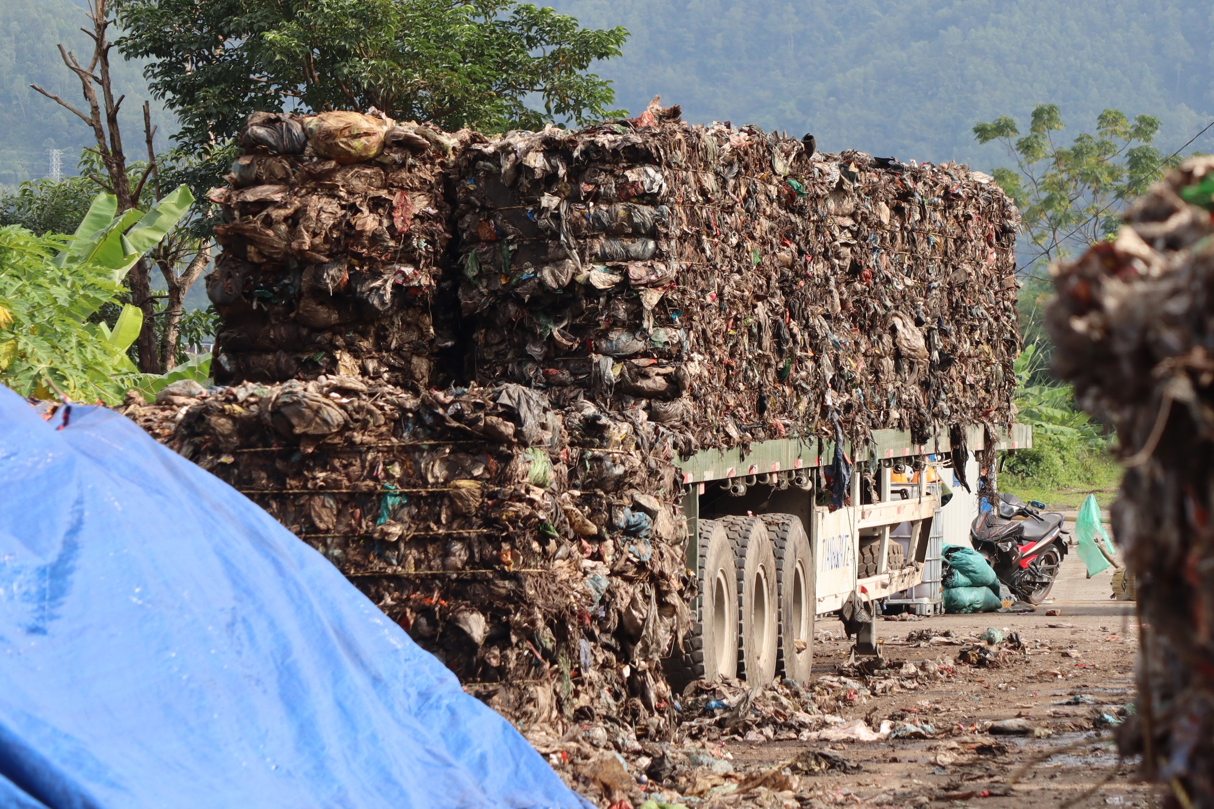 Hàng chục nghìn tấn rác thải bủa vây thành phố Hòa Bình - 3