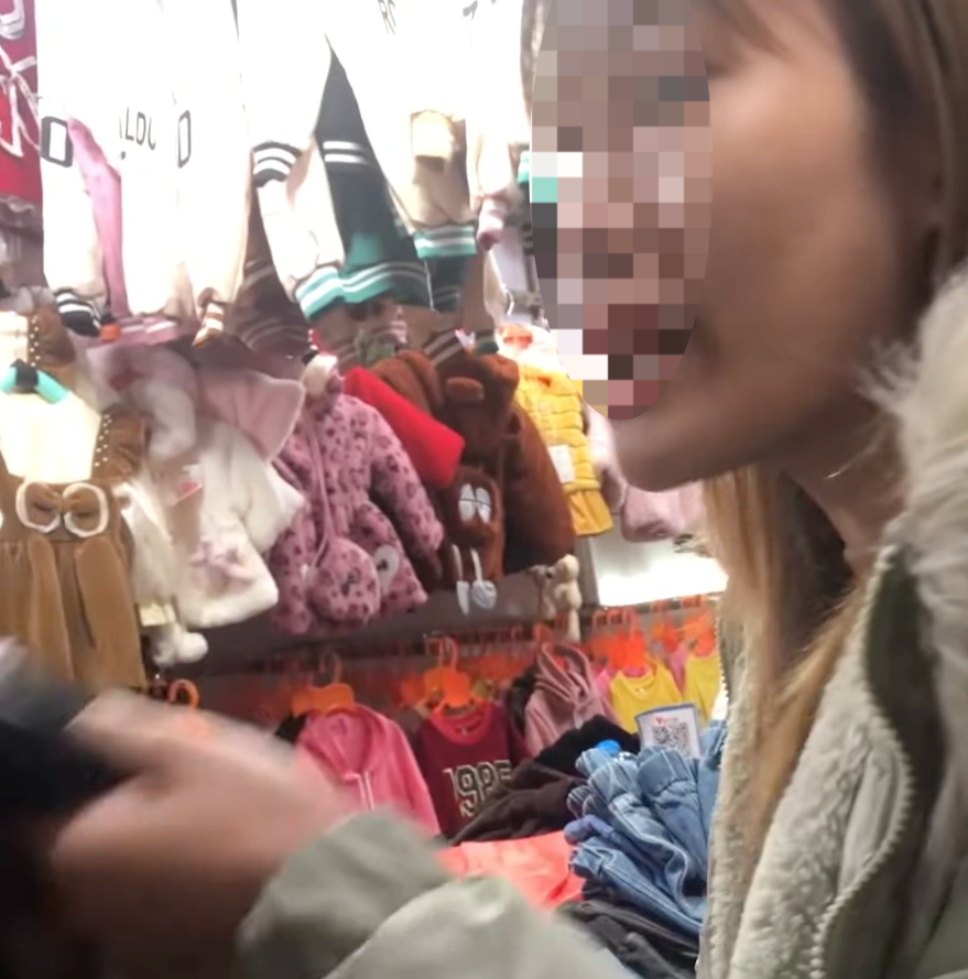 Hà Nội: Cảnh sát làm việc với cô gái tát khách tại Chợ Nhà Xanh - 1
