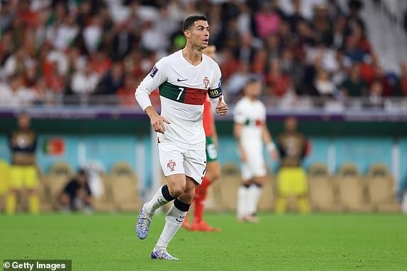 Ronaldo sẽ nhận lương bèo bọt khi gia nhập bến đỗ mới - 2