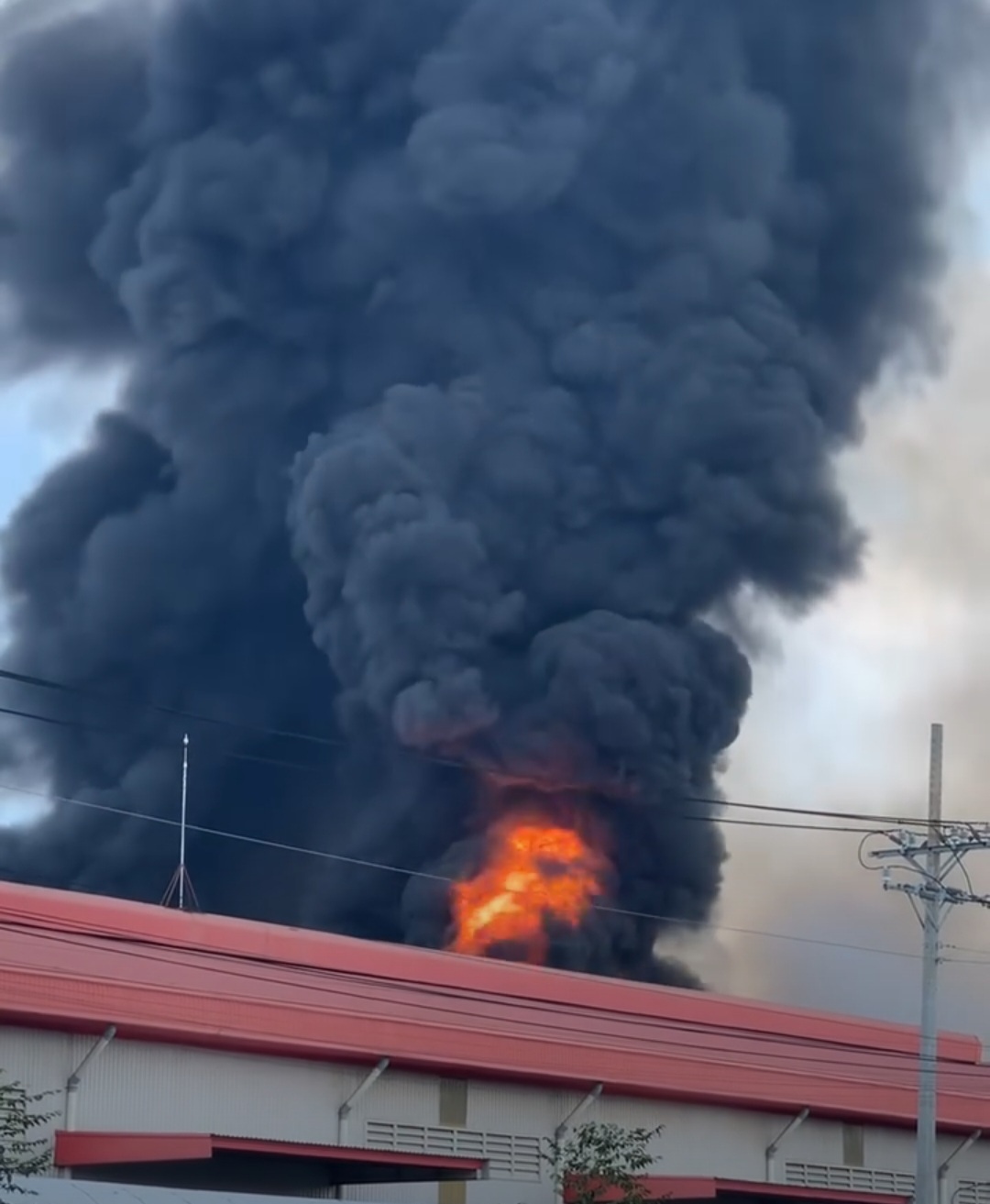 Cháy lớn ở khu công nghiệp, cột khói cao hàng trăm mét - 2