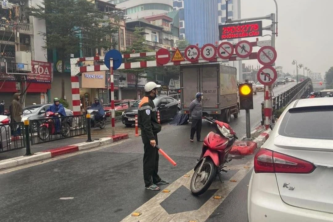 Cây cầu bất ổn ở Hà Nội được lắp camera thông minh cảnh báo xe từ xa - 3
