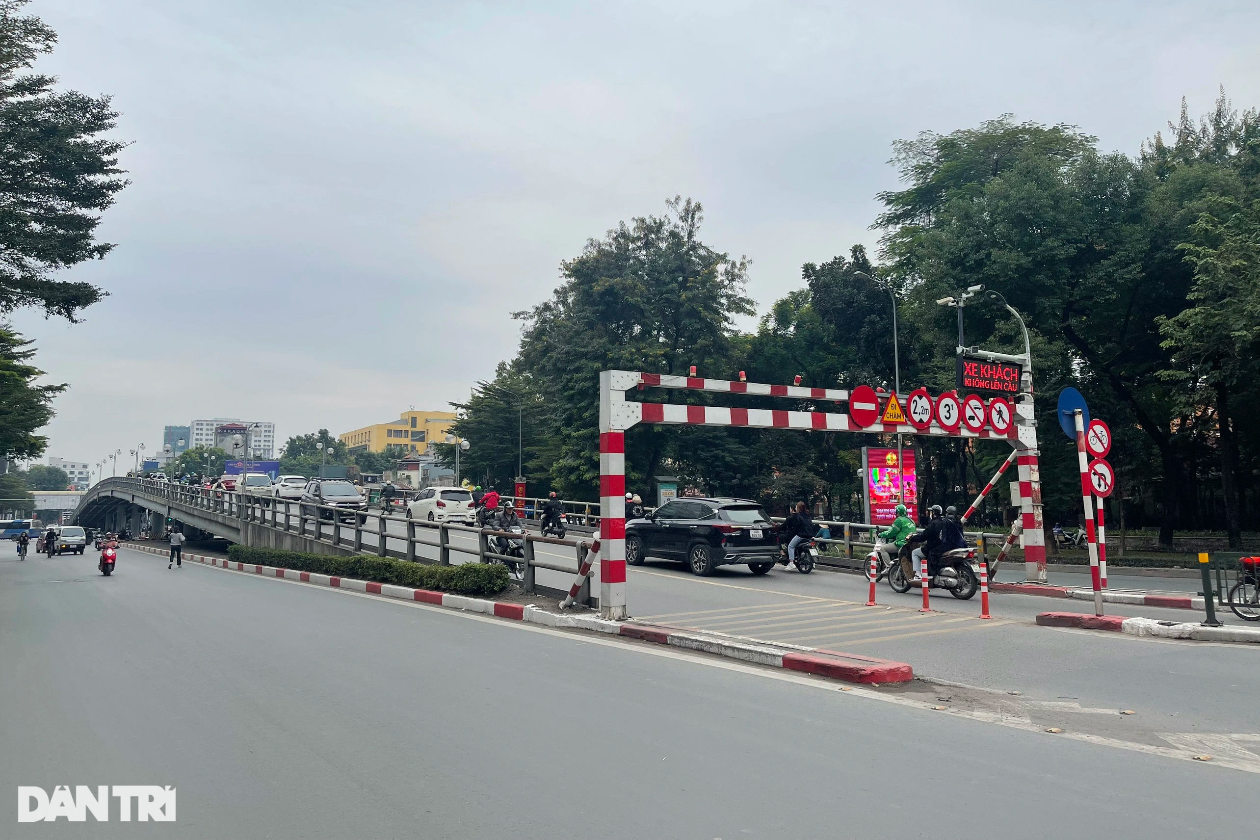Cây cầu bất ổn ở Hà Nội được lắp camera thông minh cảnh báo xe từ xa - 6