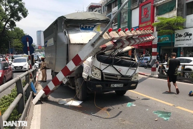 Cây cầu bất ổn ở Hà Nội được lắp camera thông minh cảnh báo xe từ xa - 1