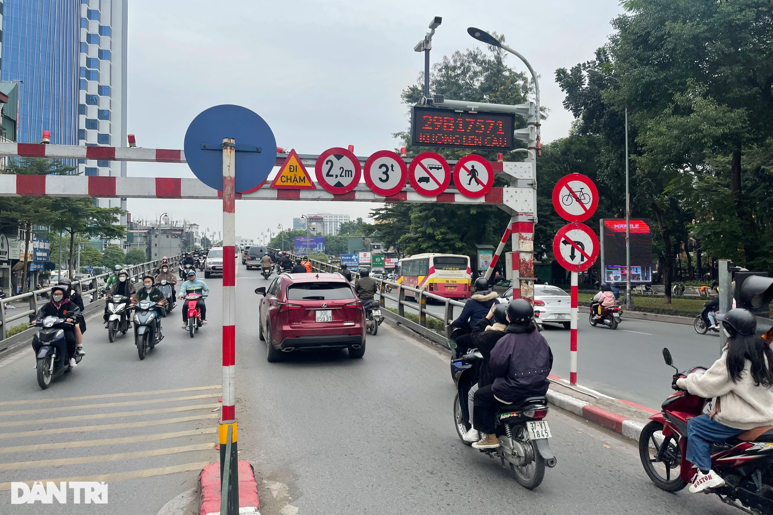 Cây cầu bất ổn ở Hà Nội được lắp camera thông minh cảnh báo xe từ xa - 4