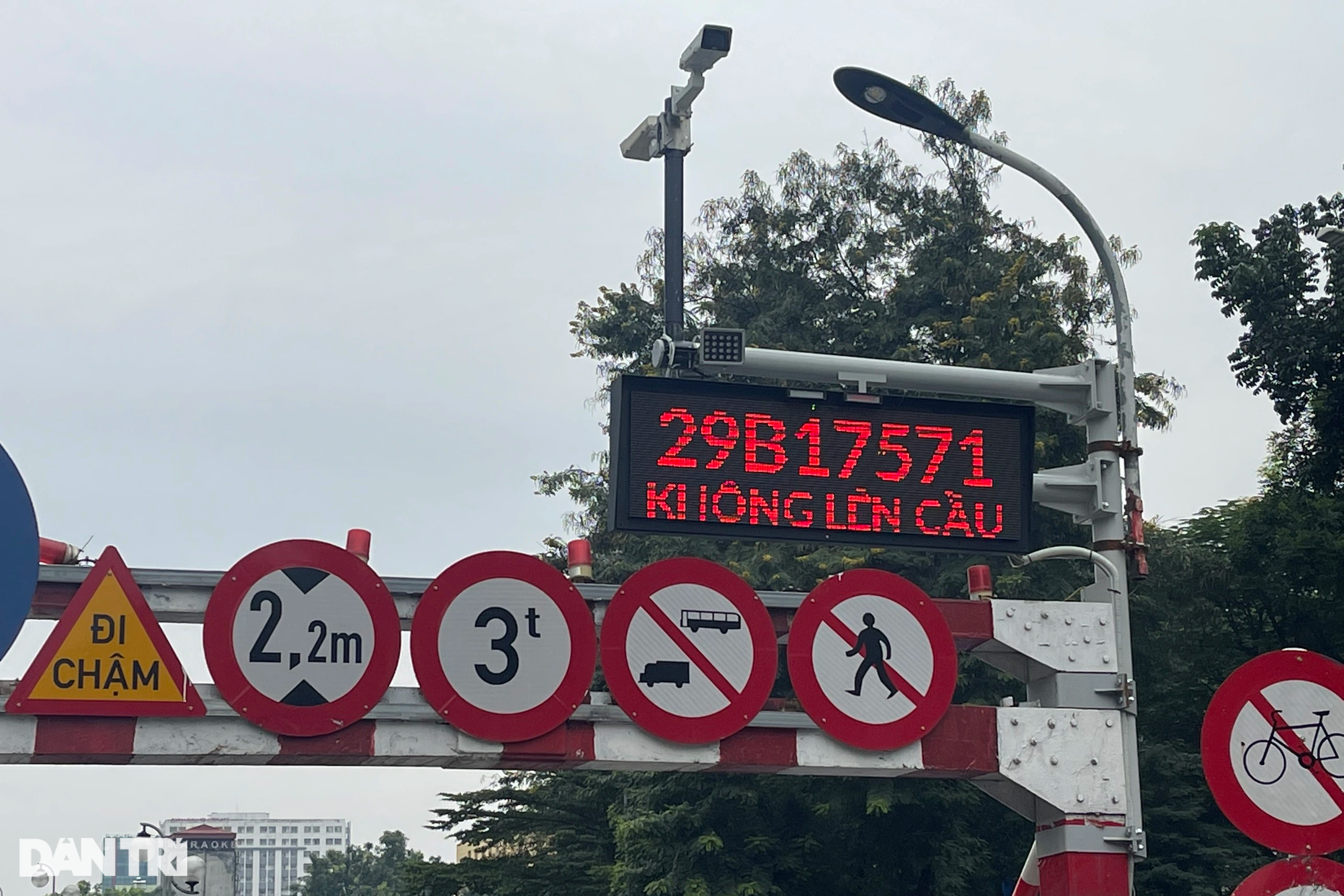 Cây cầu bất ổn ở Hà Nội được lắp camera thông minh cảnh báo xe từ xa - 5