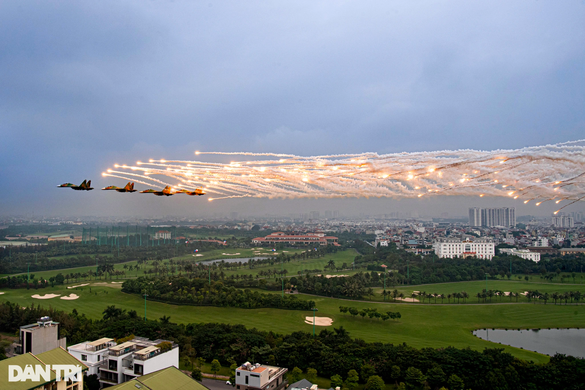 Hình ảnh ấn tượng Không quân QĐND Việt Nam trình diễn trên bầu trời Thủ đô - 5