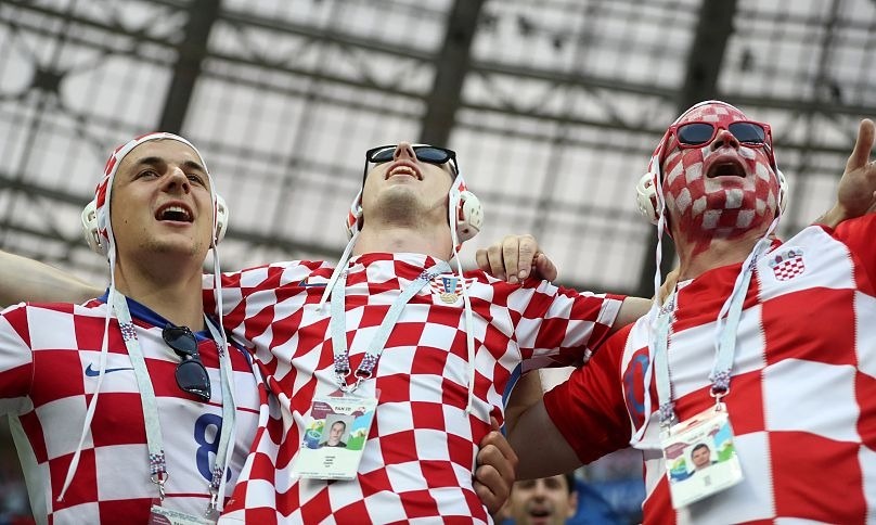 Ý nghĩa của chiếc mũ bóng nước đối với fan cổ vũ Croatia tại World Cup - 3