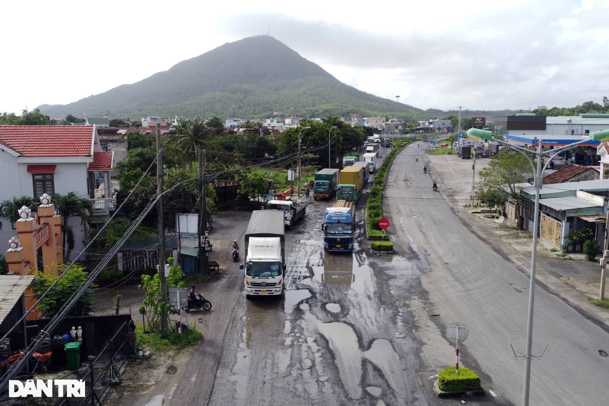 Quốc lộ 1 như ruộng cày, dân mỏi mòn chờ sửa chữa - 1