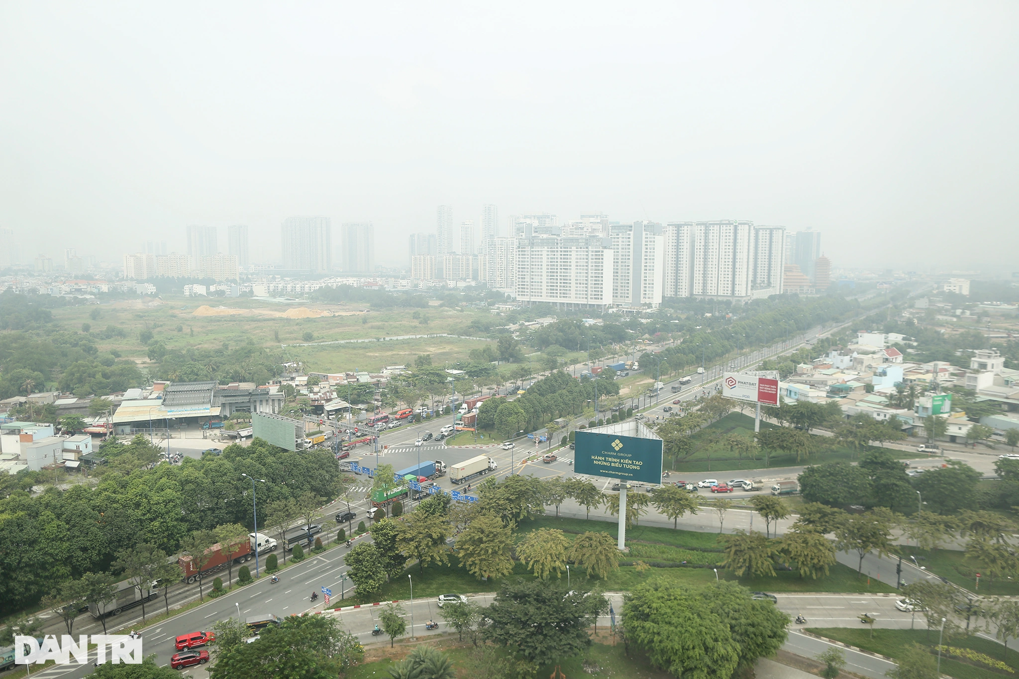 Tòa nhà cao nhất Việt Nam mờ ảo trong bụi mù vì ô nhiễm không khí - 10