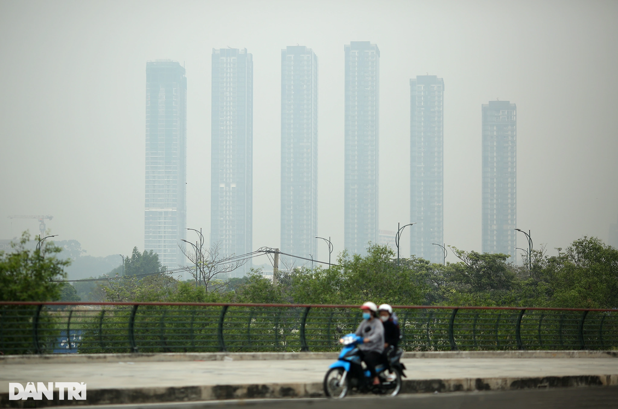 Tòa nhà cao nhất Việt Nam mờ ảo trong bụi mù vì ô nhiễm không khí - 7