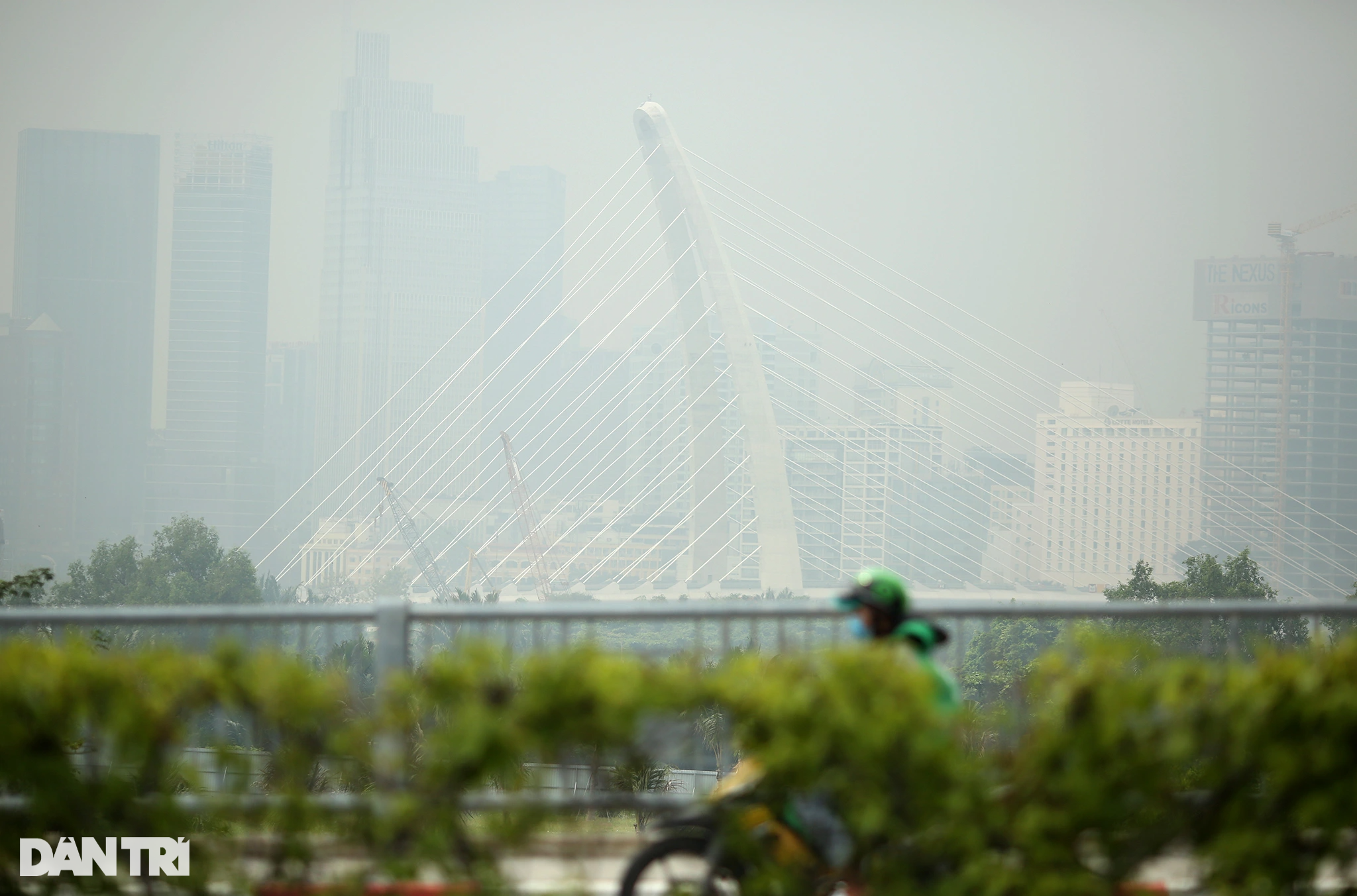 Tòa nhà cao nhất Việt Nam mờ ảo trong bụi mù vì ô nhiễm không khí - 6