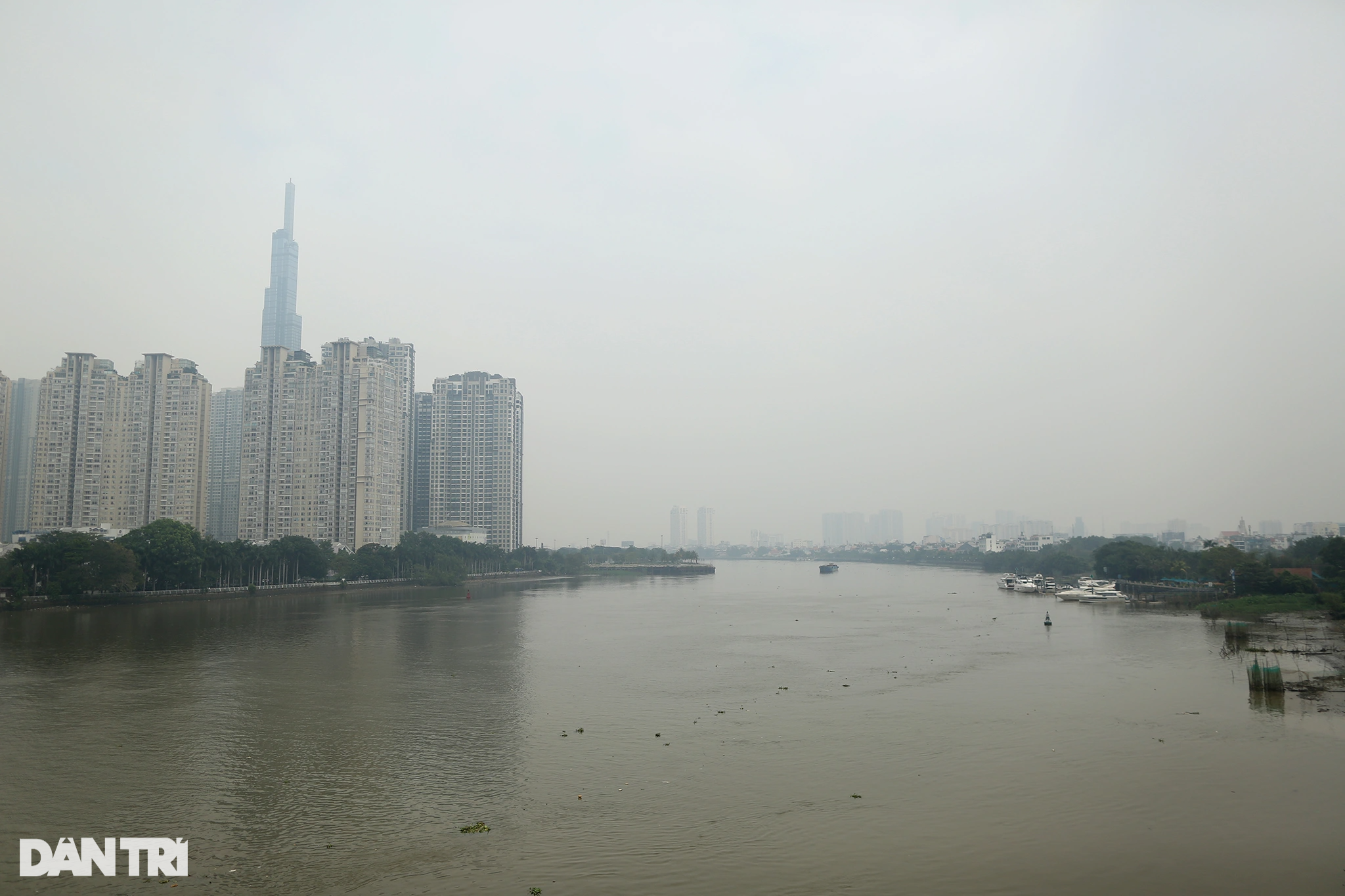 Tòa nhà cao nhất Việt Nam mờ ảo trong bụi mù vì ô nhiễm không khí - 4