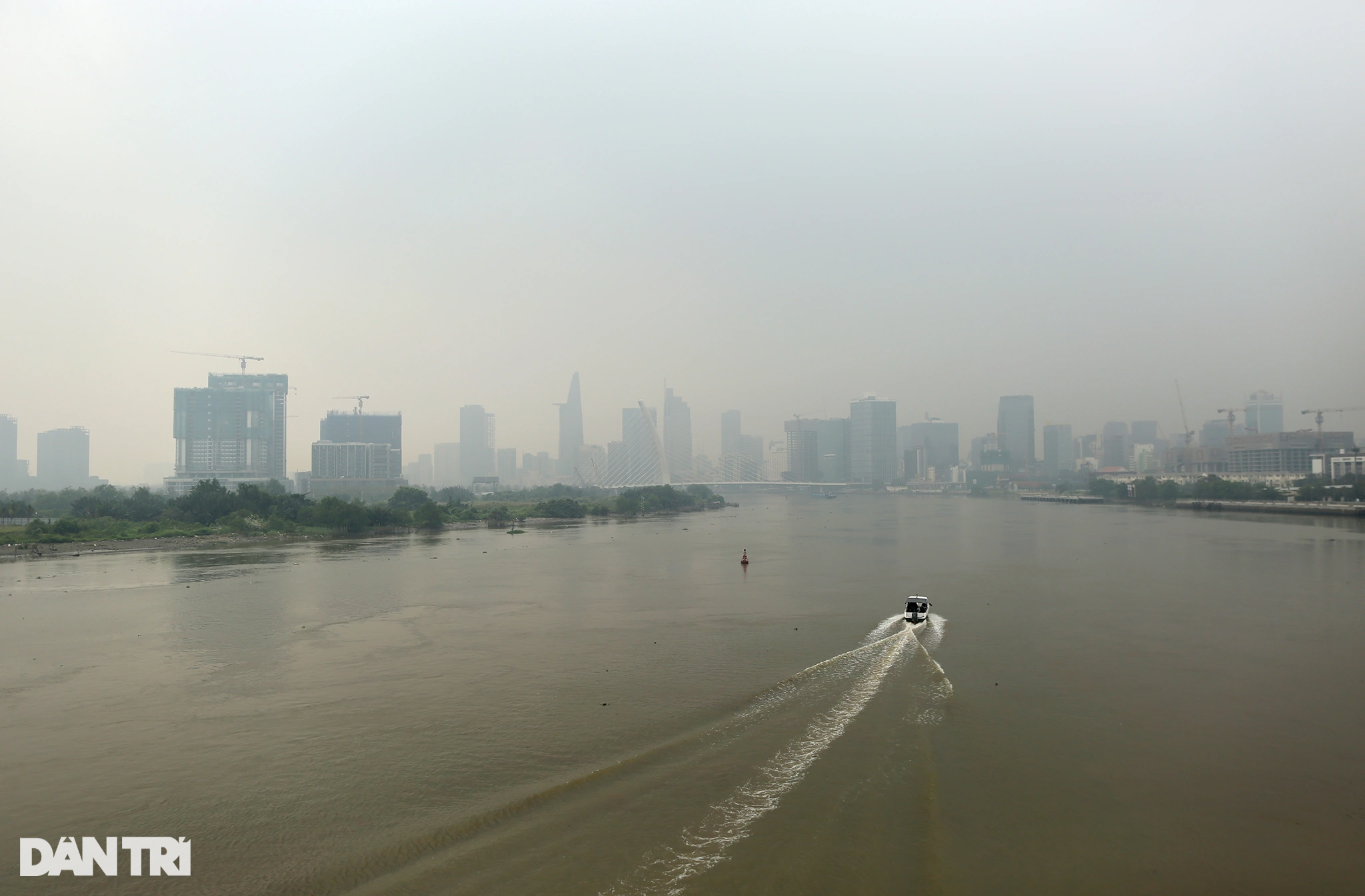 Tòa nhà cao nhất Việt Nam mờ ảo trong bụi mù vì ô nhiễm không khí - 1