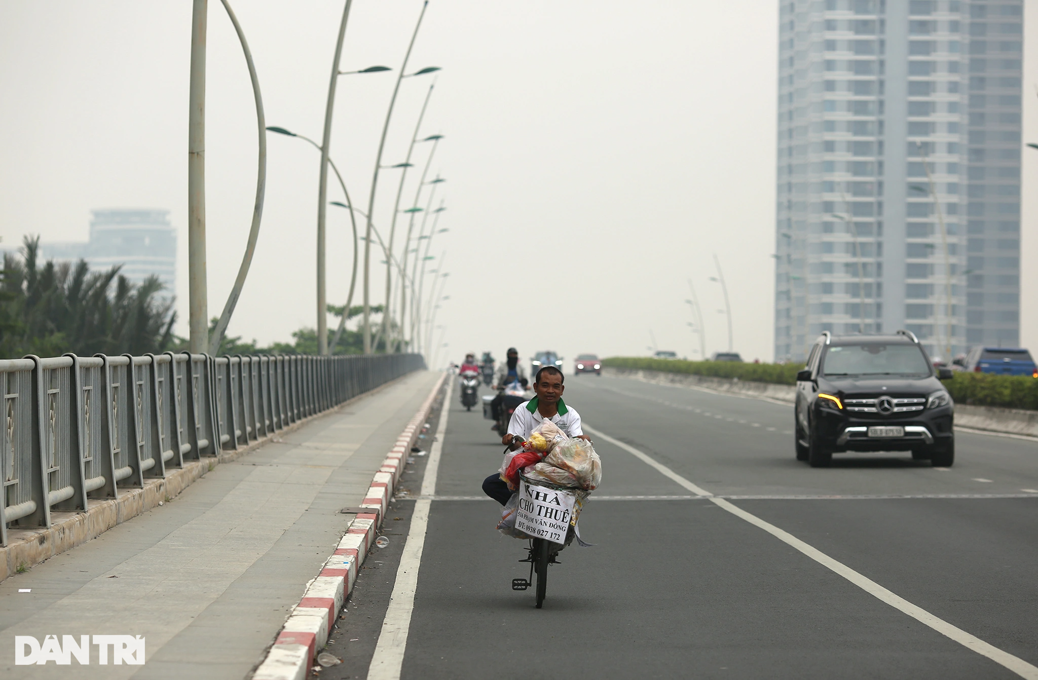 Tòa nhà cao nhất Việt Nam mờ ảo trong bụi mù vì ô nhiễm không khí - 9