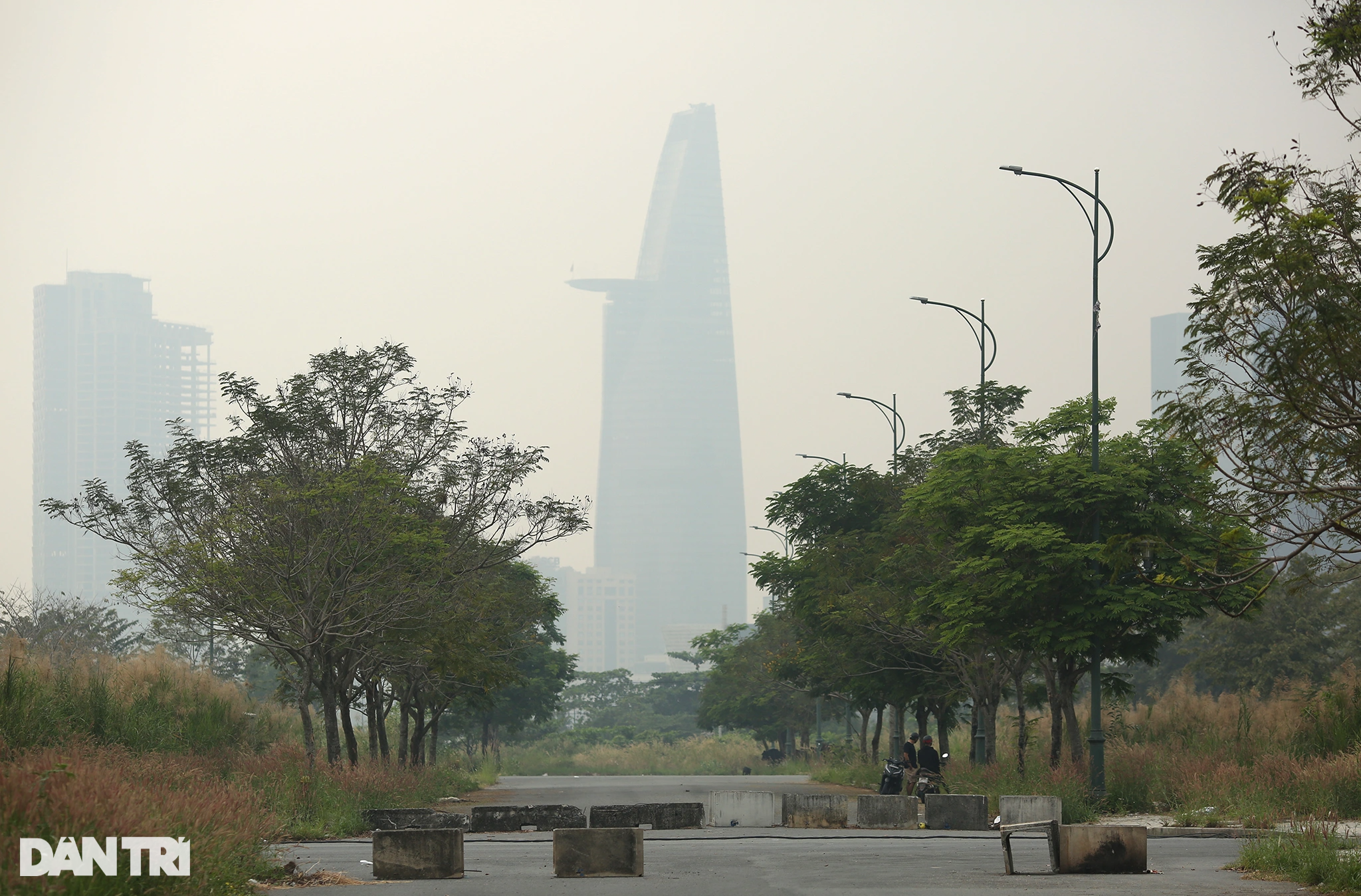 Tòa nhà cao nhất Việt Nam mờ ảo trong bụi mù vì ô nhiễm không khí - 8