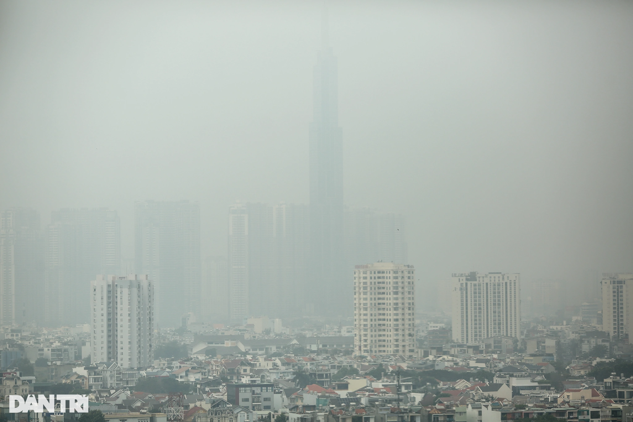 Tòa nhà cao nhất Việt Nam mờ ảo trong bụi mù vì ô nhiễm không khí - 5