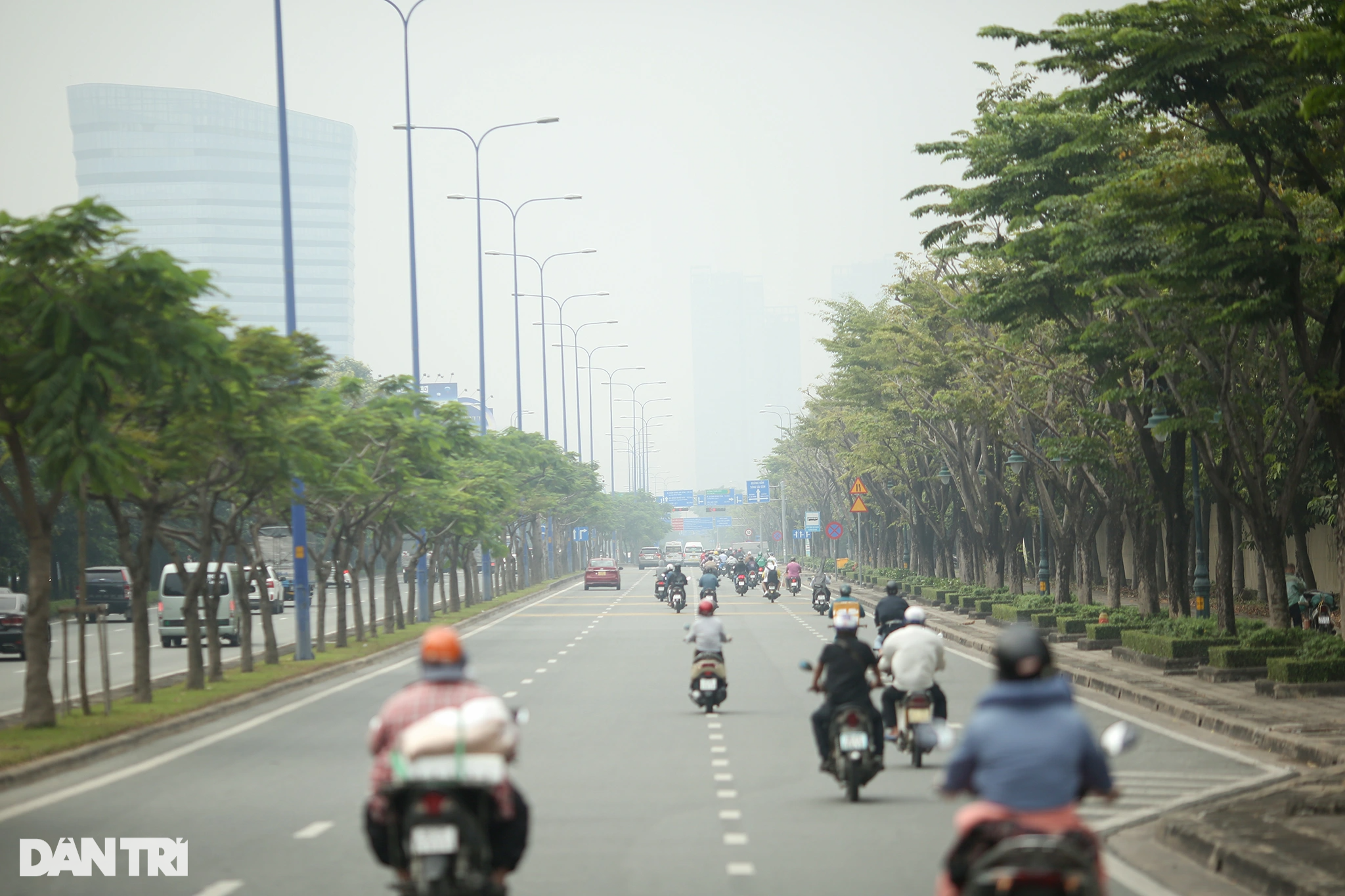 Tòa nhà cao nhất Việt Nam mờ ảo trong bụi mù vì ô nhiễm không khí - 3