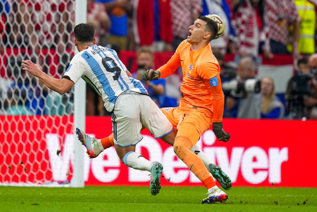 Julian Alvarez: Tiểu tướng tài ba bên Messi và lời tiên tri của Guardiola - 1