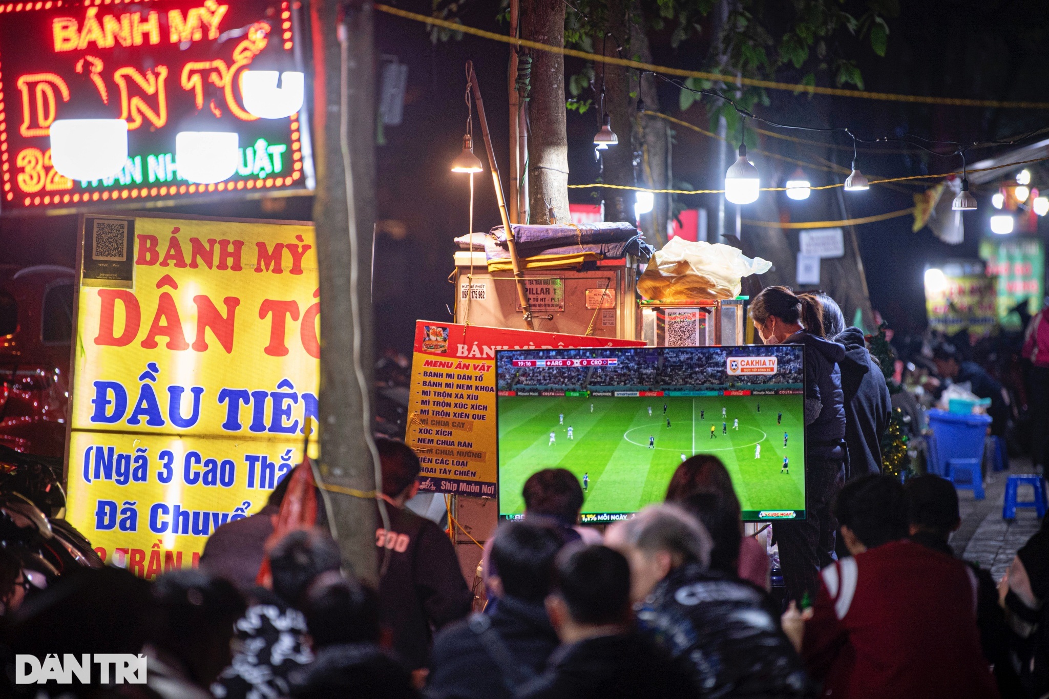 Cổ động viên ăn mừng khắp phố đêm Hà Nội sau chiến thắng của Argentina - 5