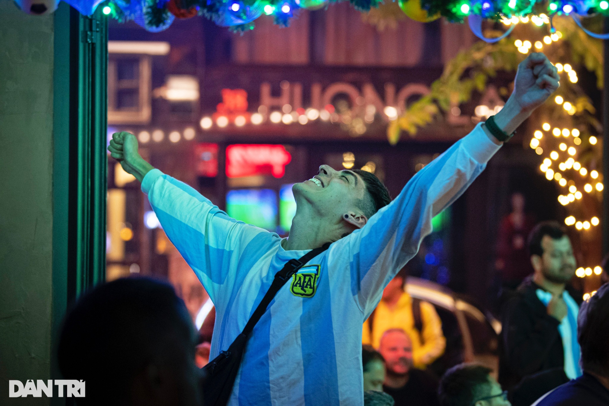 Cổ động viên ăn mừng khắp phố đêm Hà Nội sau chiến thắng của Argentina - 12