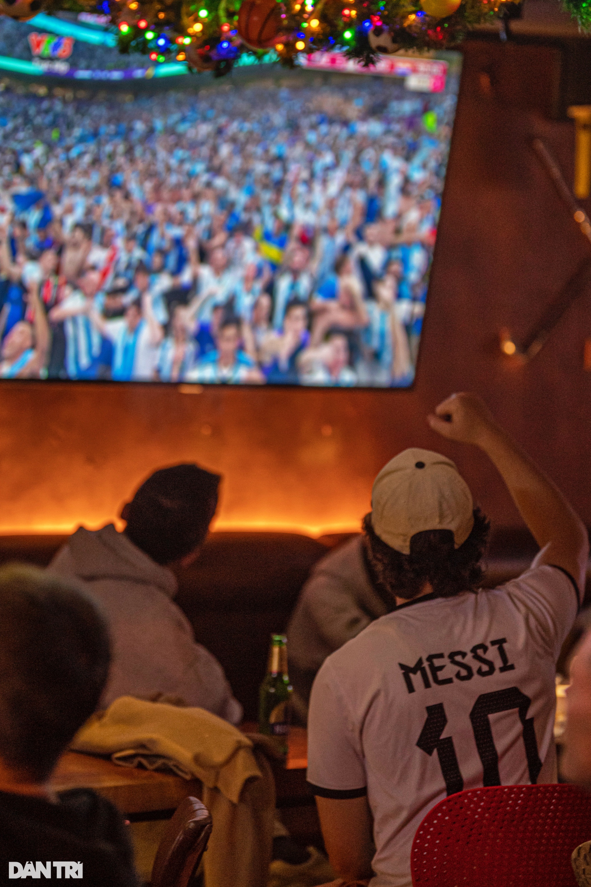 Cổ động viên ăn mừng khắp phố đêm Hà Nội sau chiến thắng của Argentina - 14