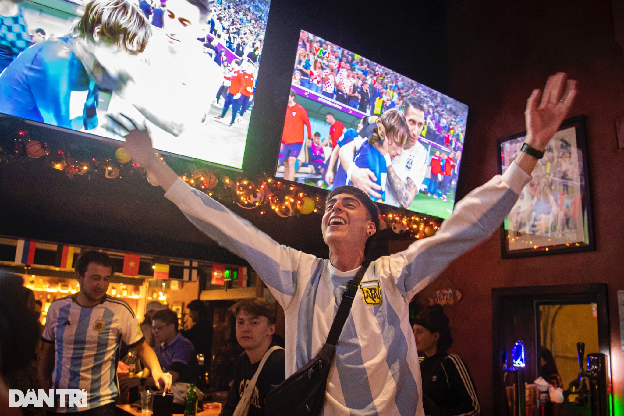 Cổ động viên ăn mừng khắp phố đêm Hà Nội sau chiến thắng của Argentina - 17