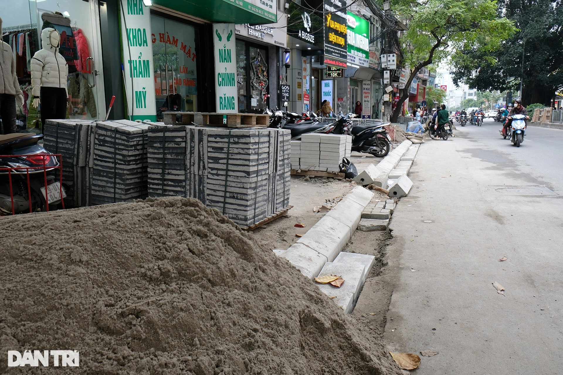 Ngổn ngang đất đá vá vỉa hè trên tuyến phố kiểu mẫu ở Hà Nội - 12