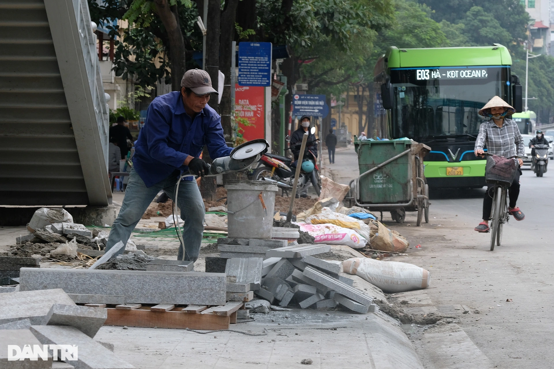 Ngổn ngang đất đá vá vỉa hè trên tuyến phố kiểu mẫu ở Hà Nội - 13