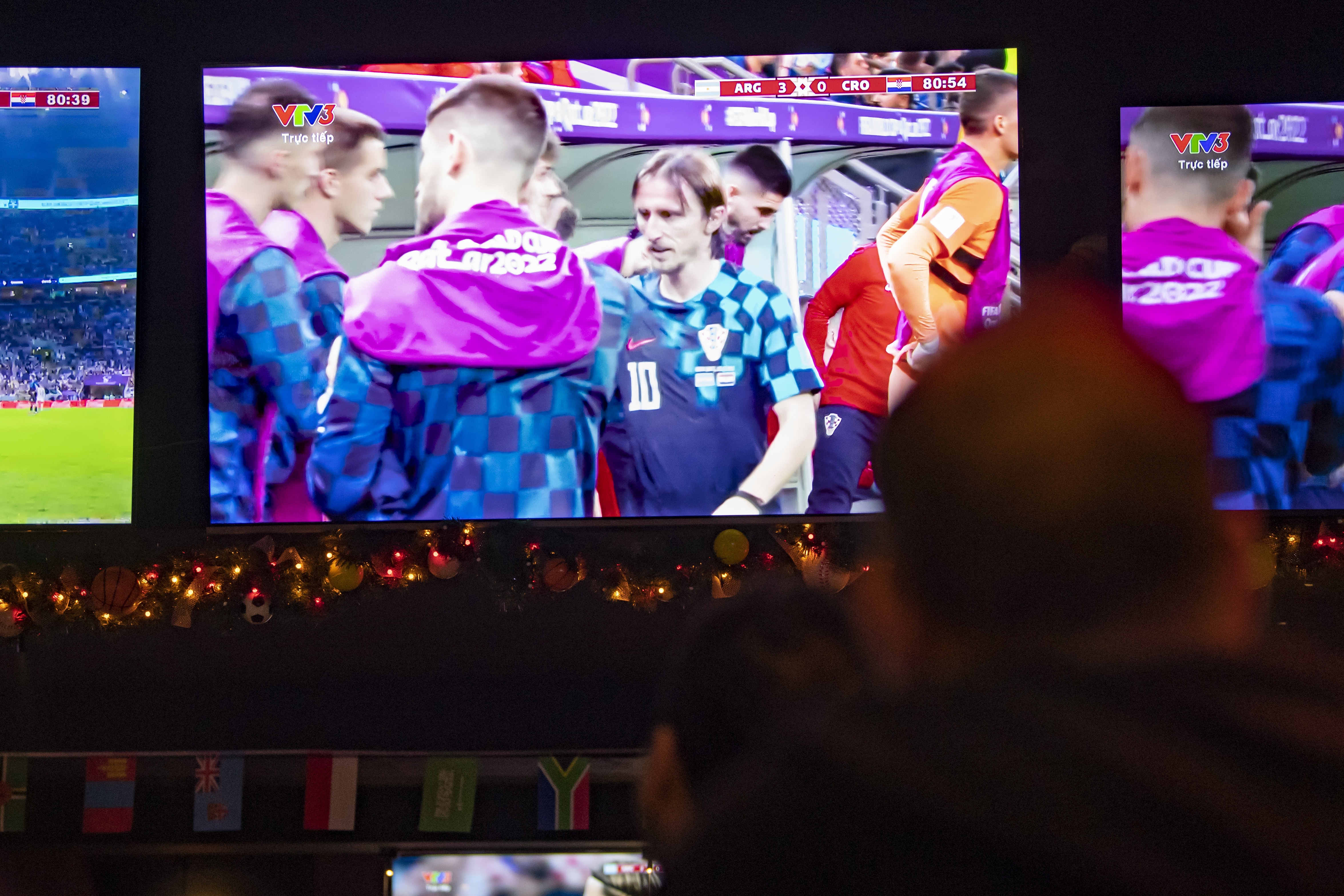 Cổ động viên ăn mừng khắp phố đêm Hà Nội sau chiến thắng của Argentina - 18