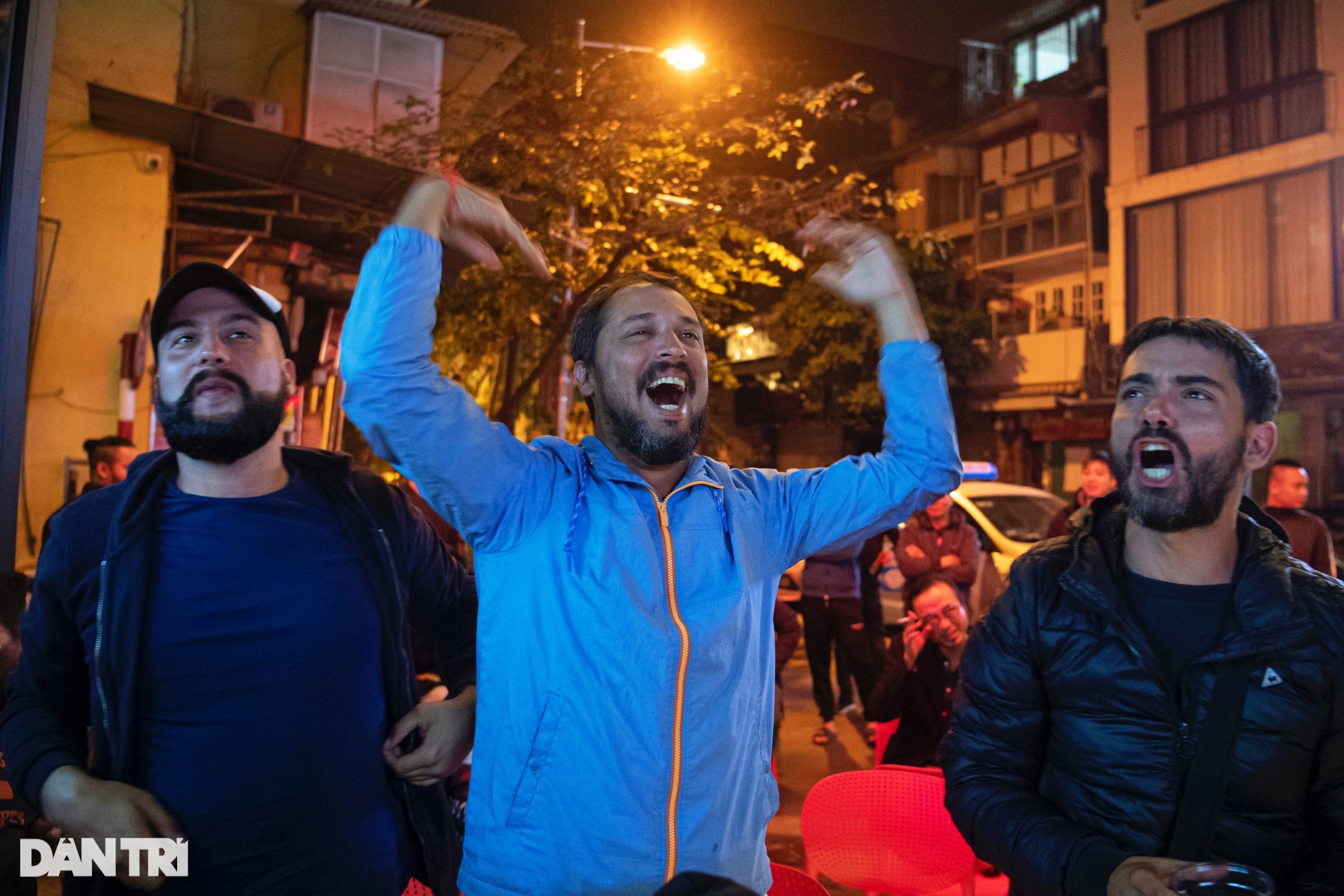 Cổ động viên ăn mừng khắp phố đêm Hà Nội sau chiến thắng của Argentina - 11