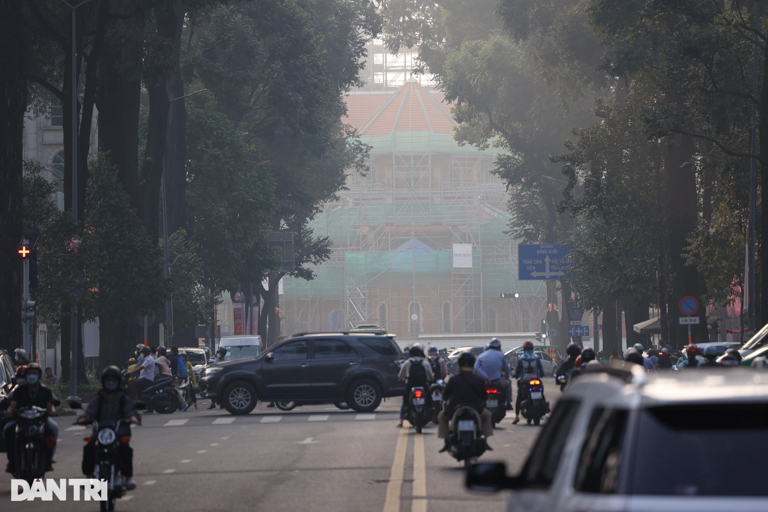 Tòa nhà cao nhất Việt Nam mờ ảo trong bụi mù vì ô nhiễm không khí - 12