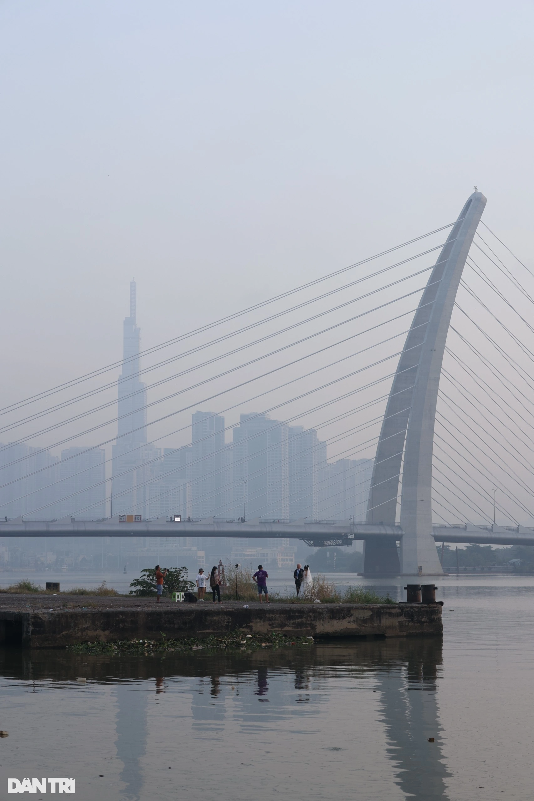 Tòa nhà cao nhất Việt Nam mờ ảo trong bụi mù vì ô nhiễm không khí - 15