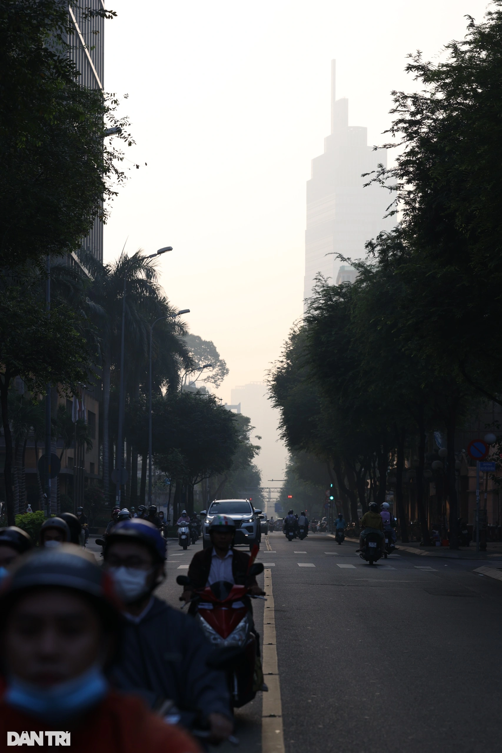 Tòa nhà cao nhất Việt Nam mờ ảo trong bụi mù vì ô nhiễm không khí - 16