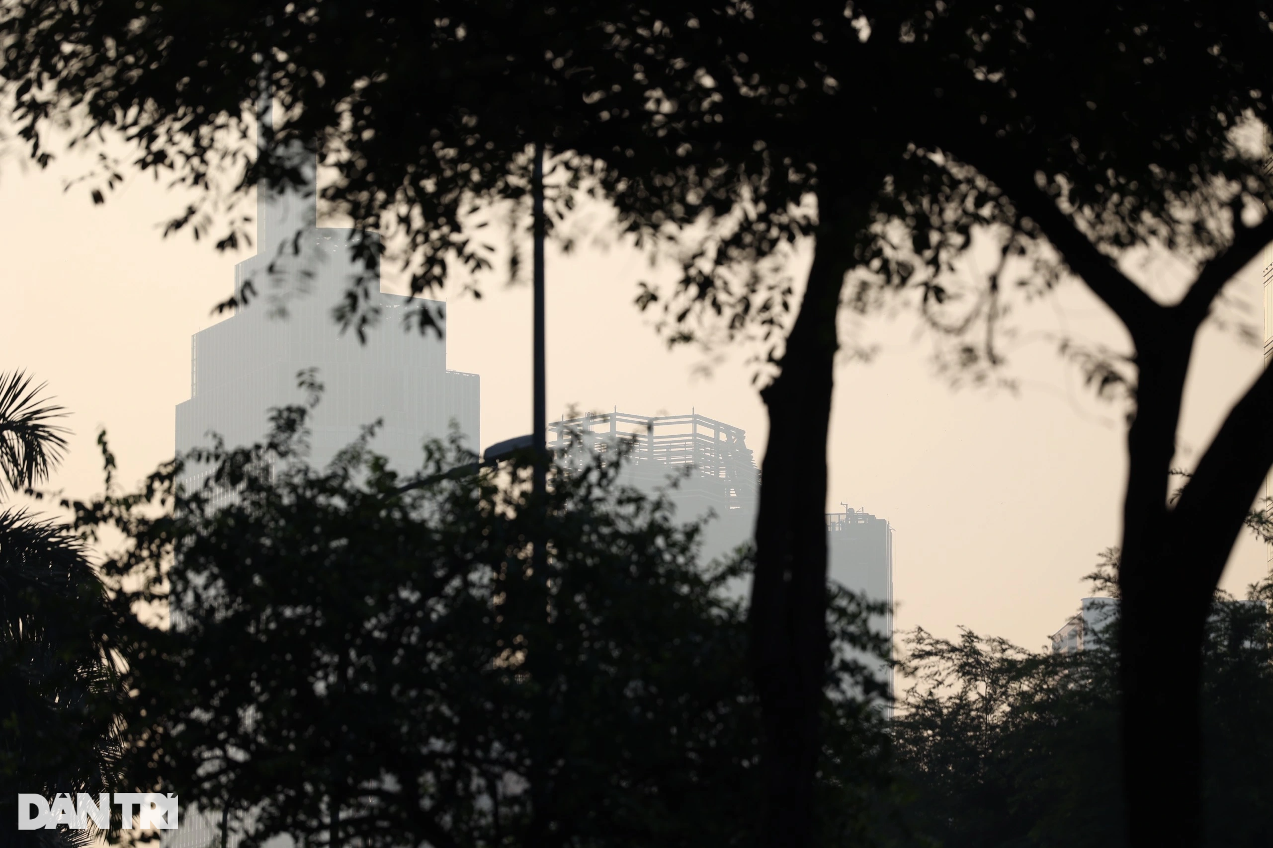 Tòa nhà cao nhất Việt Nam mờ ảo trong bụi mù vì ô nhiễm không khí - 17