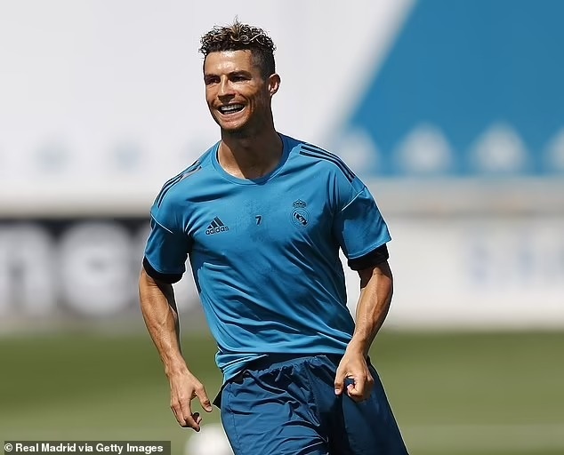 Cristiano Ronaldo bất ngờ tập luyện tại Real Madrid - 1