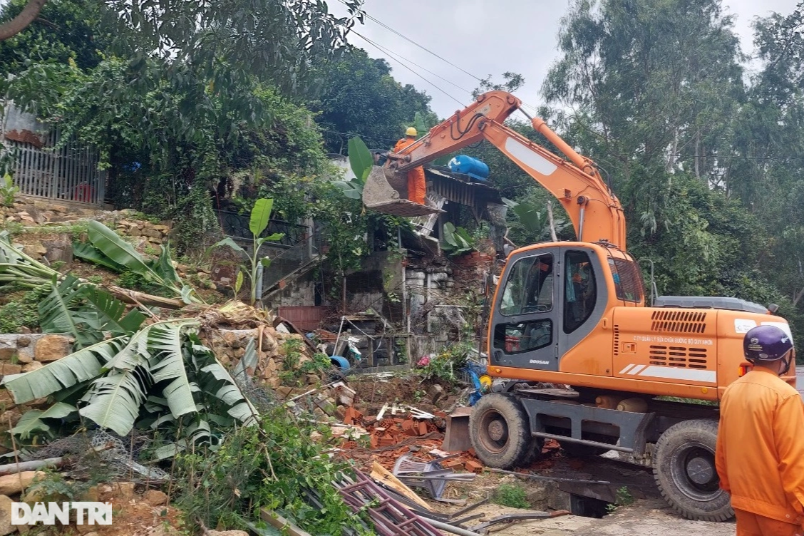 Máy đào ngoạm loạt công trình trái phép ở Quy Nhơn - 2