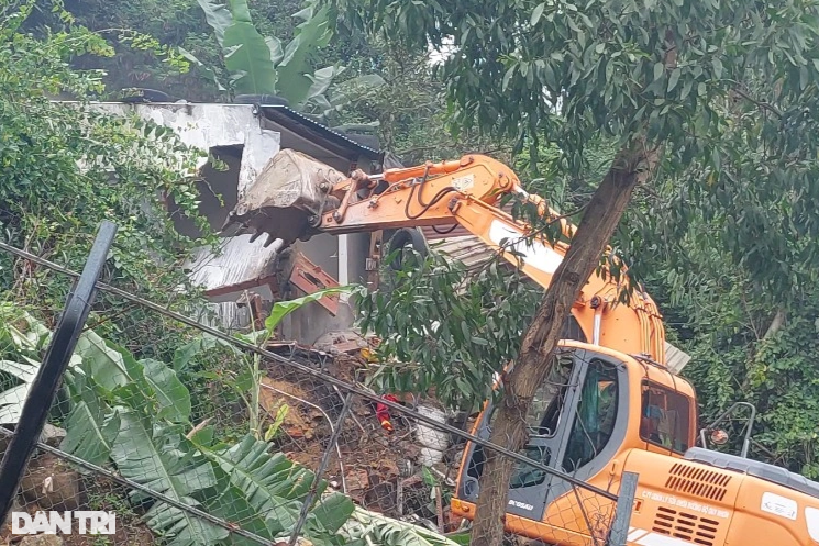 Máy đào ngoạm loạt công trình trái phép ở Quy Nhơn - 1