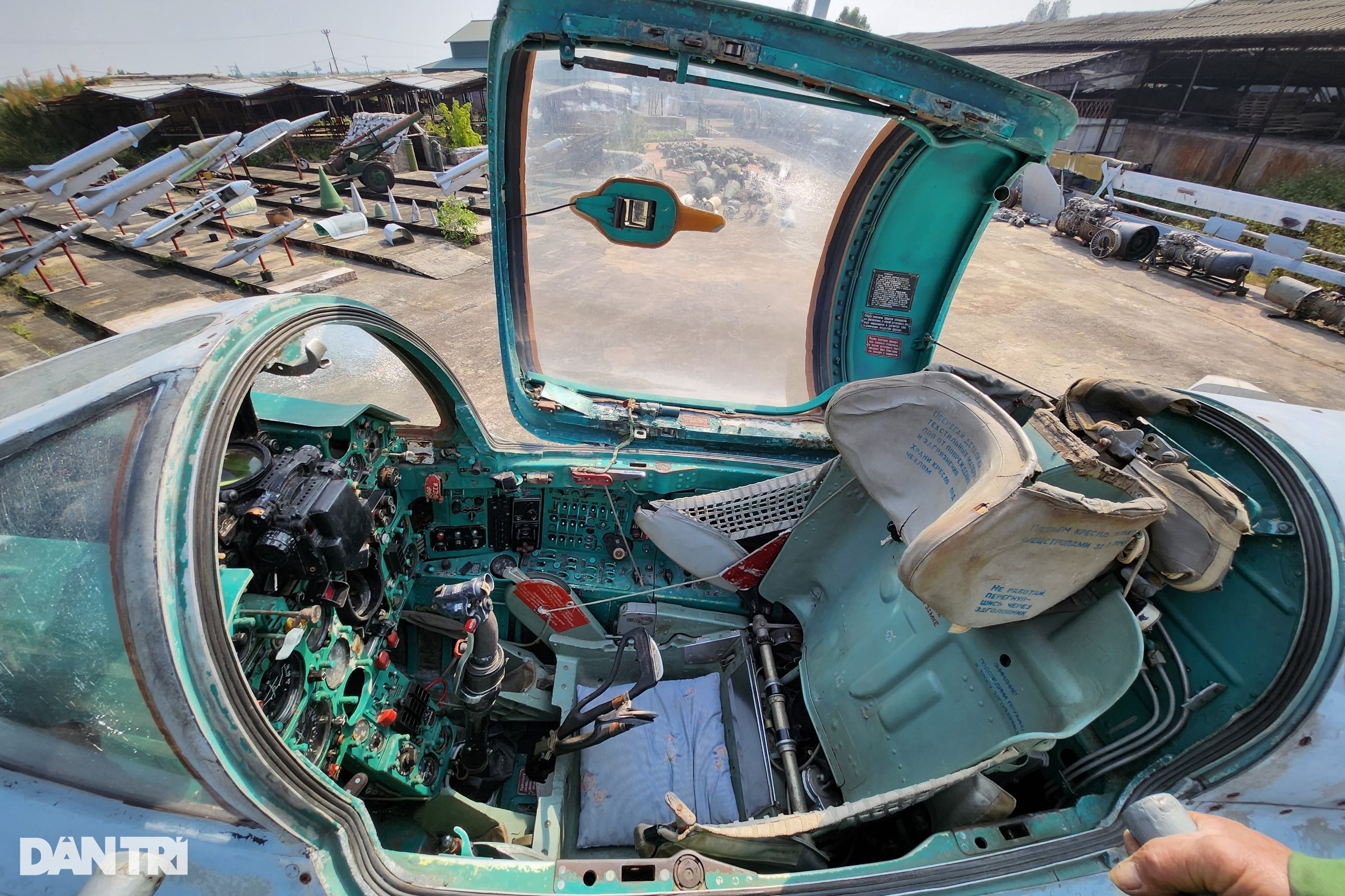 Ông chủ xưởng gạch sở hữu chiến đấu cơ MiG 21, tên lửa, ngư lôi - 4 Ông chủ xưởng gạch sở hữu chiến đấu cơ MiG 21, tên lửa, ngư lôi - 4