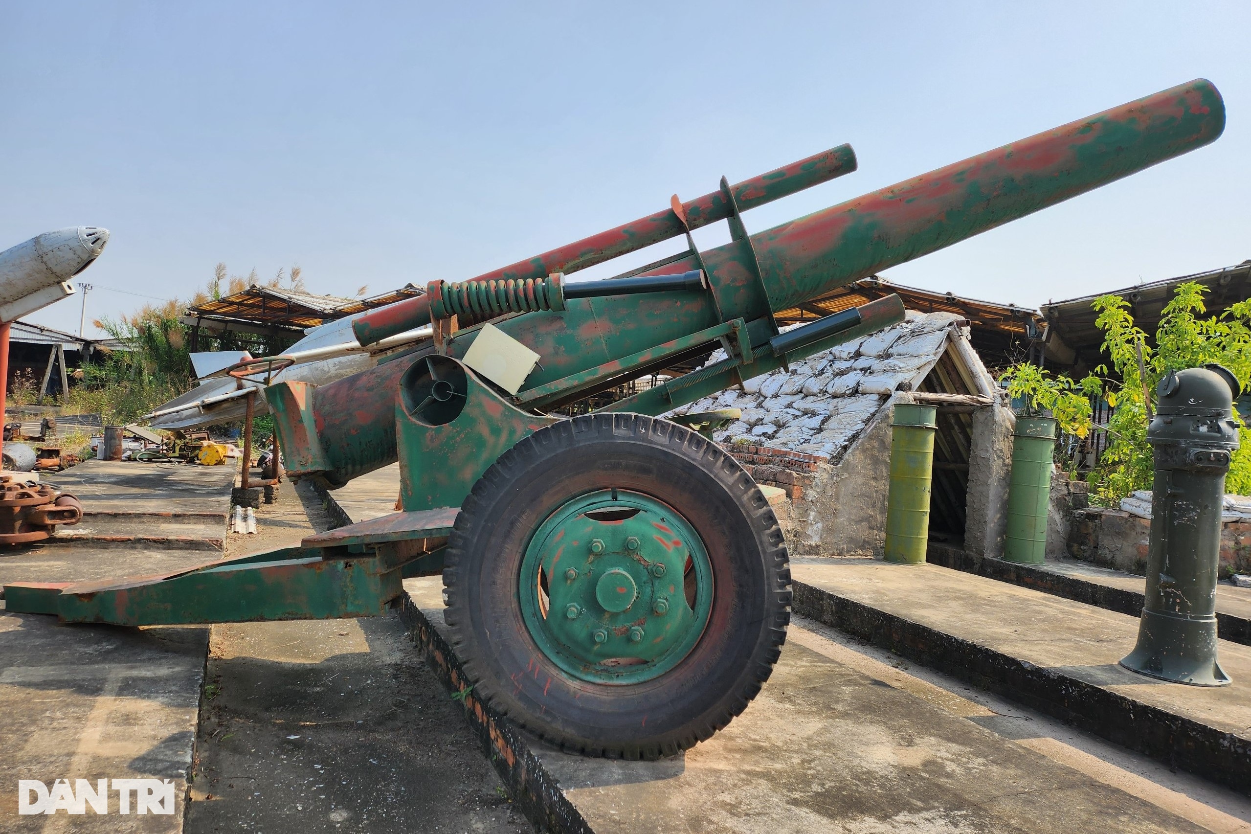 Ông chủ xưởng gạch sở hữu chiến đấu cơ MiG 21, tên lửa, ngư lôi - 9 Ông chủ xưởng gạch sở hữu chiến đấu cơ MiG 21, tên lửa, ngư lôi - 9
