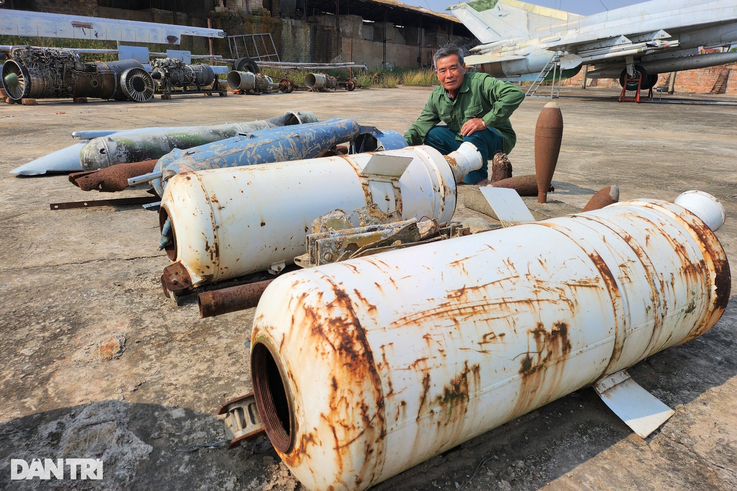 Ông chủ xưởng gạch sở hữu chiến đấu cơ MiG 21, tên lửa, ngư lôi - 11