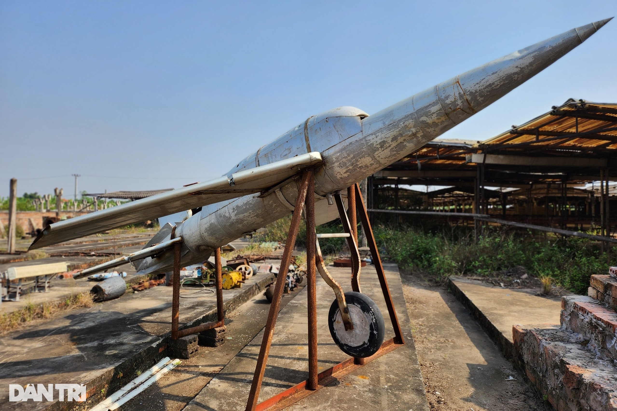 Ông chủ xưởng gạch sở hữu chiến đấu cơ MiG 21, tên lửa, ngư lôi - 10 Ông chủ xưởng gạch sở hữu chiến đấu cơ MiG 21, tên lửa, ngư lôi - 10