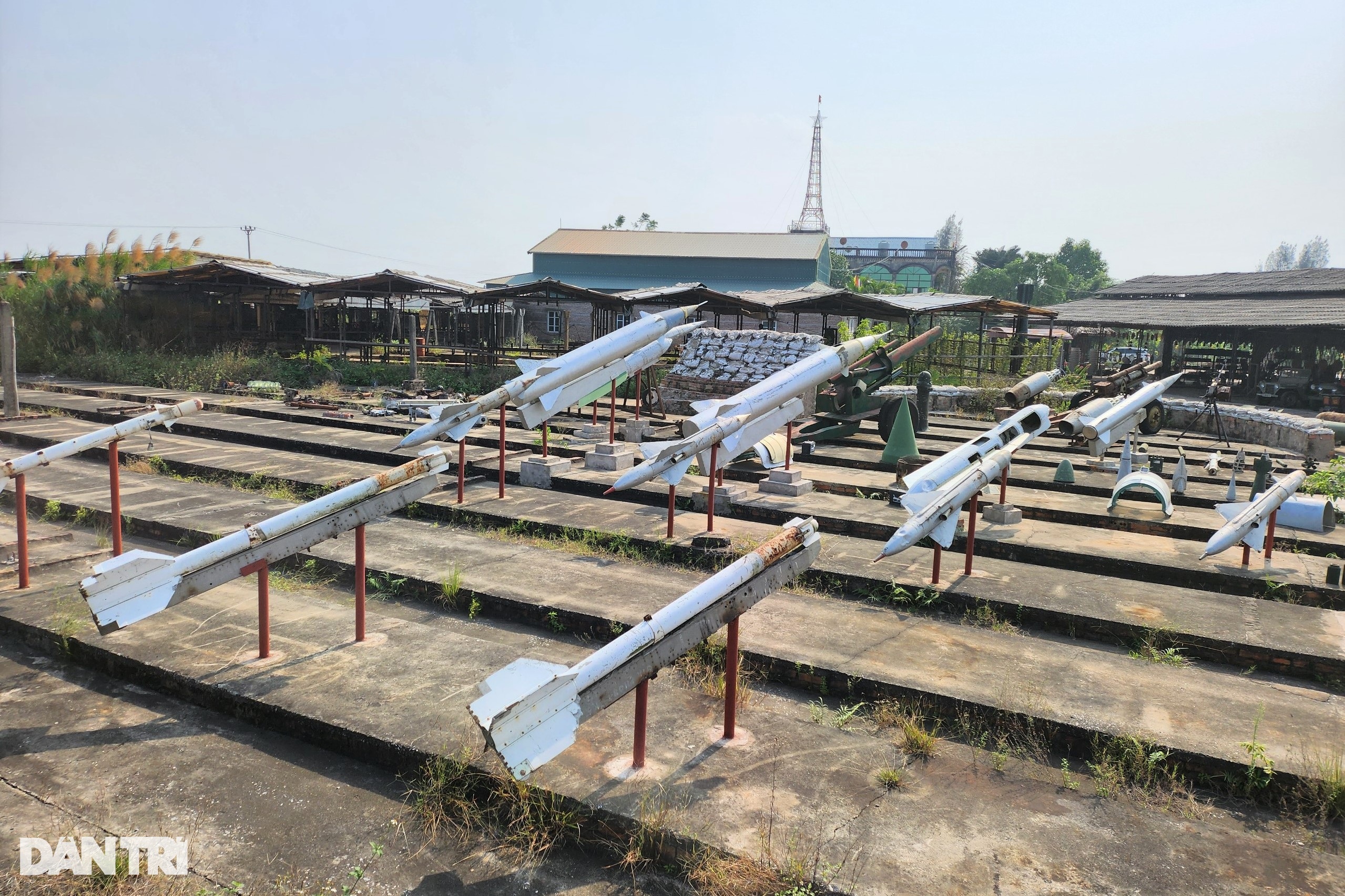 Ông chủ xưởng gạch sở hữu chiến đấu cơ MiG 21, tên lửa, ngư lôi - 8 Ông chủ xưởng gạch sở hữu chiến đấu cơ MiG 21, tên lửa, ngư lôi - 8