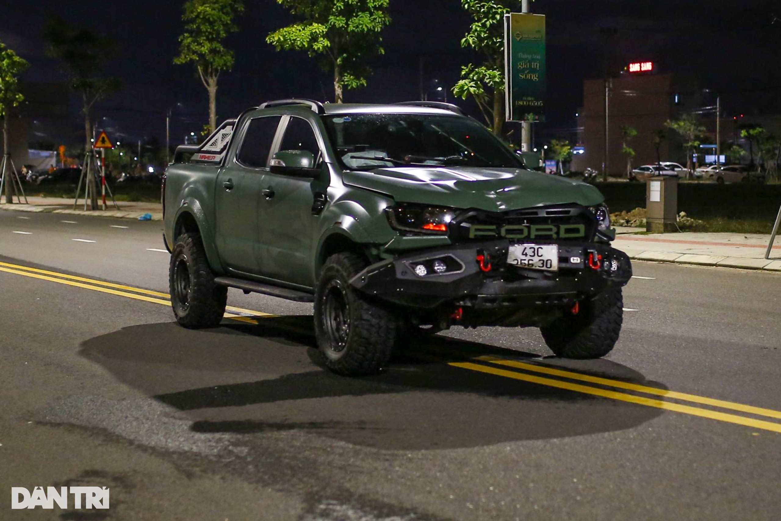 Ford Ranger Raptor tông 2 xe máy, 3 người tử vong tại chỗ - 1
