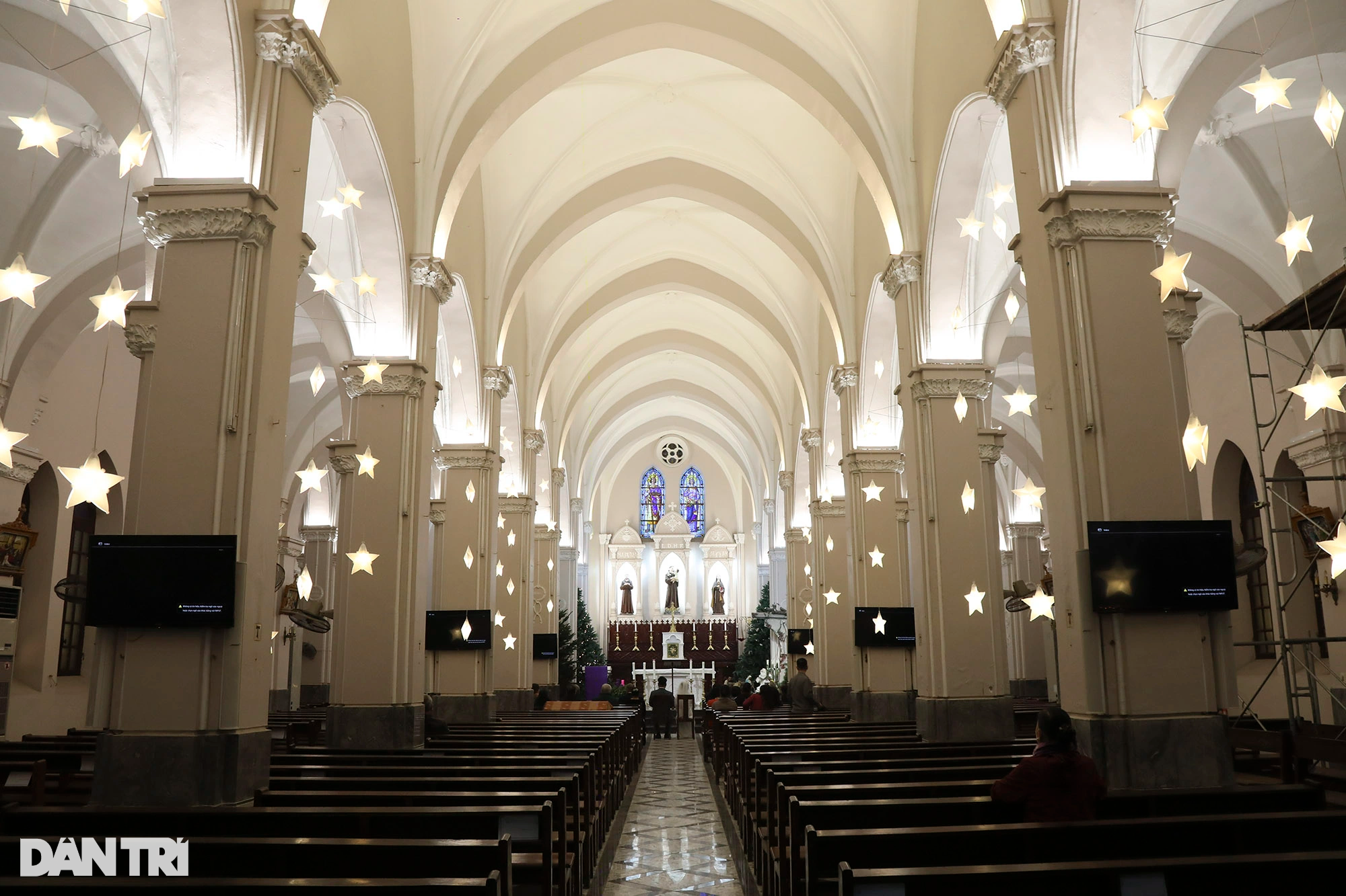 Các nhà thờ ở Hà Nội trang trí lung linh hàng nghìn ánh đèn đón Noel 2022 - 15