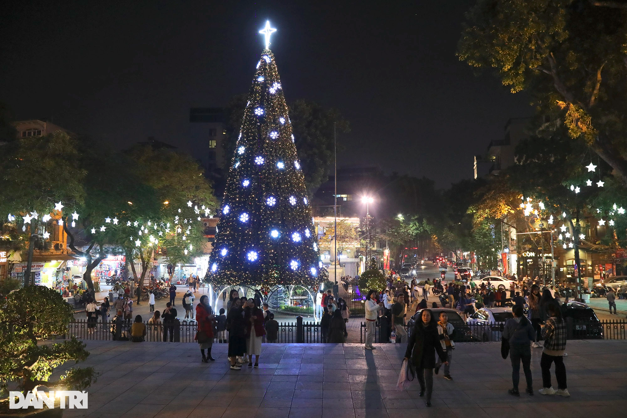 Các nhà thờ ở Hà Nội trang trí lung linh hàng nghìn ánh đèn đón Noel 2022 - 10