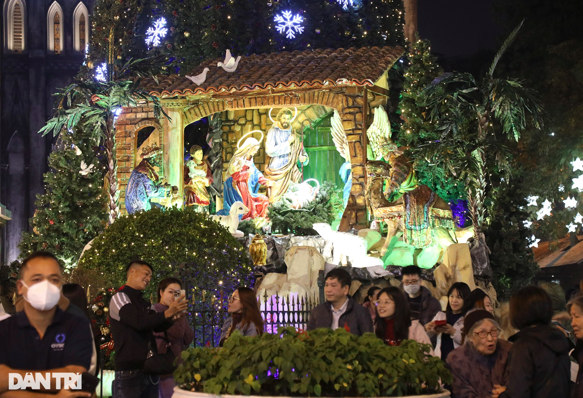 Các nhà thờ ở Hà Nội trang trí lung linh hàng nghìn ánh đèn đón Noel 2022 - 11